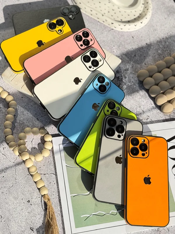 قاب گوشی آیفون 15 رنگی جنس چرم مصنوعی با لوگو فلزی رنگ: طوسی، مدل: iPhone 15